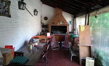 CHALET DE 5 AMB CON JARDIN Y COCHERA PASANTE .