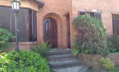 CHALET DE 5 AMB CON JARDIN Y COCHERA PASANTE .