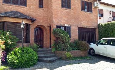 CHALET DE 5 AMB CON JARDIN Y COCHERA PASANTE .