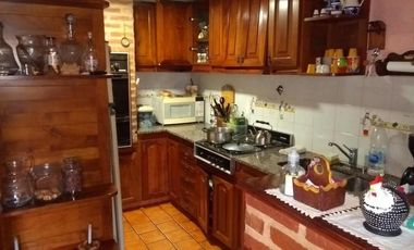 CHALET DE 5 AMB CON JARDIN Y COCHERA PASANTE .