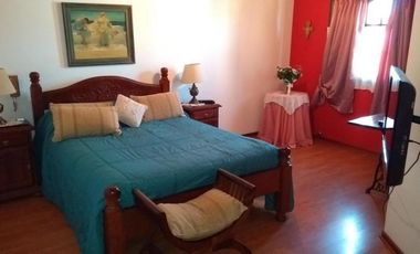 CHALET DE 5 AMB CON JARDIN Y COCHERA PASANTE .