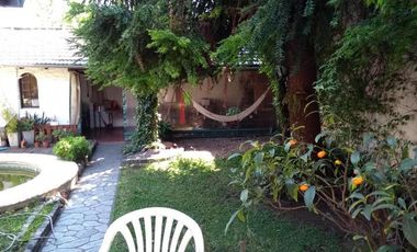 CHALET DE 5 AMB CON JARDIN Y COCHERA PASANTE .