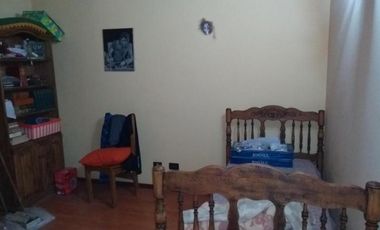 CHALET DE 5 AMB CON JARDIN Y COCHERA PASANTE .