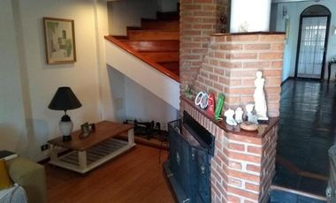CHALET DE 5 AMB CON JARDIN Y COCHERA PASANTE .