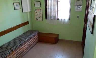 CHALET DE 5 AMB CON JARDIN Y COCHERA PASANTE .