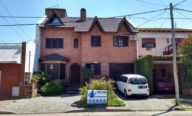 CHALET DE 5 AMB CON JARDIN Y COCHERA PASANTE .