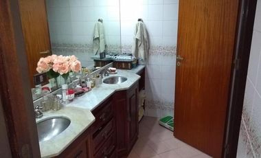 CHALET DE 5 AMB CON JARDIN Y COCHERA PASANTE .