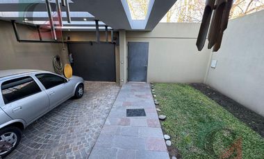 CASA 5 AMB. VENTA LANUS C/QUINCHO JARDIN Y PILETA