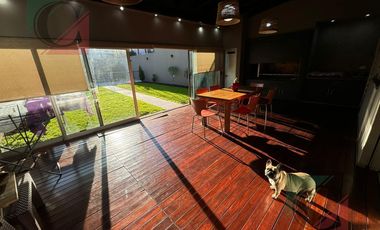 CASA 5 AMB. VENTA LANUS C/QUINCHO JARDIN Y PILETA