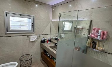 CASA 5 AMB. VENTA LANUS C/QUINCHO JARDIN Y PILETA