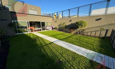 CASA 5 AMB. VENTA LANUS C/QUINCHO JARDIN Y PILETA