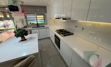 CASA 5 AMB. VENTA LANUS C/QUINCHO JARDIN Y PILETA