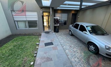 CASA 5 AMB. VENTA LANUS C/QUINCHO JARDIN Y PILETA
