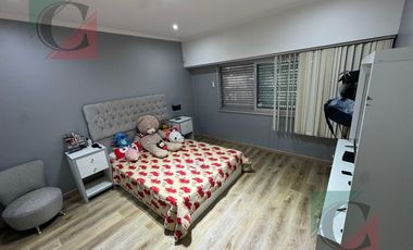 CASA 5 AMB. VENTA LANUS C/QUINCHO JARDIN Y PILETA