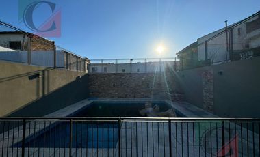 CASA 5 AMB. VENTA LANUS C/QUINCHO JARDIN Y PILETA