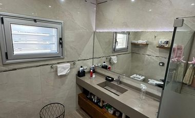 CASA 5 AMB. VENTA LANUS C/QUINCHO JARDIN Y PILETA