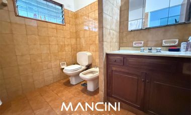 Casa en venta de 4 ambientes con cochera y fondo libre - Villa Ballester
