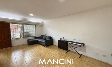 Casa en venta de 4 ambientes con cochera y fondo libre - Villa Ballester