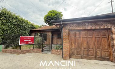 Casa en venta de 4 ambientes con cochera y fondo libre - Villa Ballester