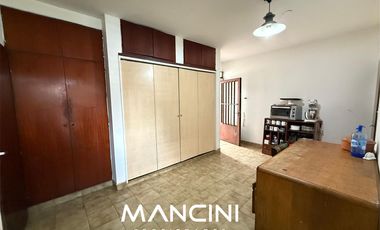 Casa en venta de 4 ambientes con cochera y fondo libre - Villa Ballester