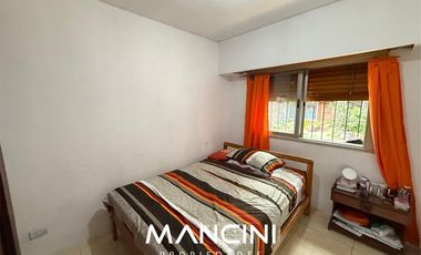 Casa en venta de 4 ambientes con cochera y fondo libre - Villa Ballester