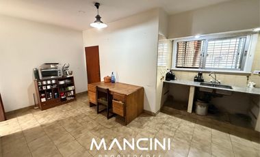 Casa en venta de 4 ambientes con cochera y fondo libre - Villa Ballester