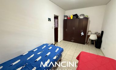 Casa en venta de 4 ambientes con cochera y fondo libre - Villa Ballester