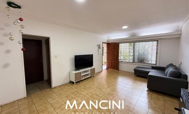 Casa en venta de 4 ambientes con cochera y fondo libre - Villa Ballester