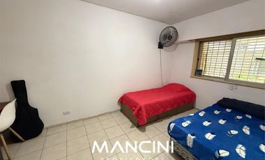 Casa en venta de 4 ambientes con cochera y fondo libre - Villa Ballester