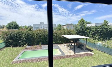 Casa en Altos del Casco, Zárate. Terreno de 620 m2. Parque, pileta, galería y parrilla.