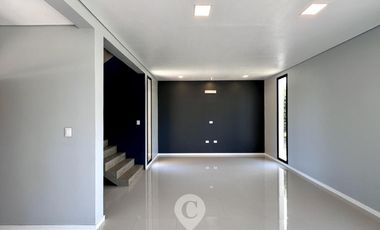 Casa en Altos del Casco, Zárate. Terreno de 620 m2. Parque, pileta, galería y parrilla.