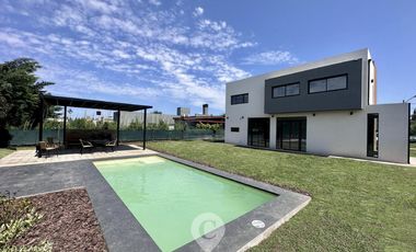 Casa en Altos del Casco, Zárate. Terreno de 620 m2. Parque, pileta, galería y parrilla.