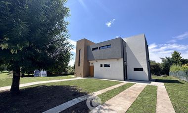 Casa en Altos del Casco, Zárate. Terreno de 620 m2. Parque, pileta, galería y parrilla.