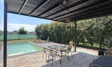 Casa en Altos del Casco, Zárate. Terreno de 620 m2. Parque, pileta, galería y parrilla.