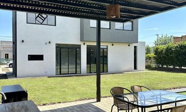 Casa en Altos del Casco, Zárate. Terreno de 620 m2. Parque, pileta, galería y parrilla.