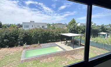 Casa en Altos del Casco, Zárate. Terreno de 620 m2. Parque, pileta, galería y parrilla.