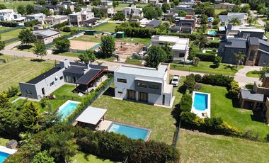 Casa en Altos del Casco, Zárate. Terreno de 620 m2. Parque, pileta, galería y parrilla.