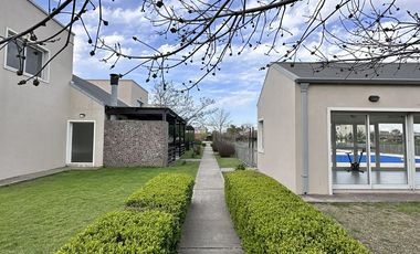 Casa en Altos del Casco, Zárate. Terreno de 620 m2. Parque, pileta, galería y parrilla.