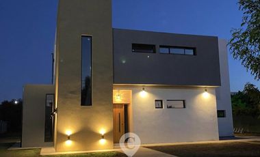 Casa en Altos del Casco, Zárate. Terreno de 620 m2. Parque, pileta, galería y parrilla.