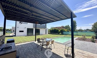 Casa en Altos del Casco, Zárate. Terreno de 620 m2. Parque, pileta, galería y parrilla.