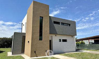 Casa en Altos del Casco, Zárate. Terreno de 620 m2. Parque, pileta, galería y parrilla.