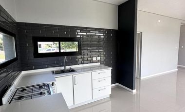 Casa en Altos del Casco, Zárate. Terreno de 620 m2. Parque, pileta, galería y parrilla.