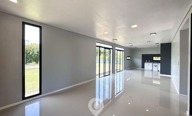 Casa en Altos del Casco, Zárate. Terreno de 620 m2. Parque, pileta, galería y parrilla.
