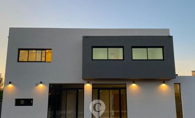 Casa en Altos del Casco, Zárate. Terreno de 620 m2. Parque, pileta, galería y parrilla.