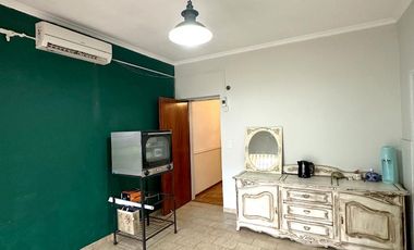 Casa en Venta de 2 dorm. amplio parque, quincho con parrilla y cochera para 6 autos. Centro Zárate