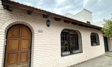 Casa en Venta de 2 dorm. amplio parque, quincho con parrilla y cochera para 6 autos. Centro Zárate
