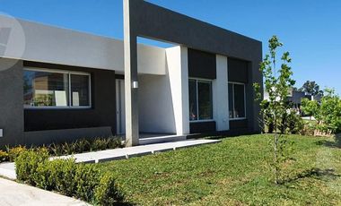 Casa en venta con renta - Barrio Santa Juana, Canning