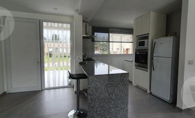 Casa en venta con renta - Barrio Santa Juana, Canning