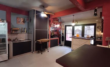 Esplendido Chalet en Quilmes Oeste con 5 Ambientes, Cochera y Patio.