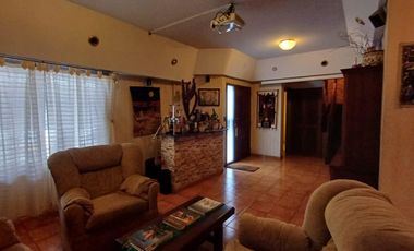 Esplendido Chalet en Quilmes Oeste con 5 Ambientes, Cochera y Patio.